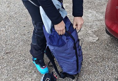 Die große Zipp-Tasche an der Front des Arcteryx Alpha FL 30 Rucksackes
