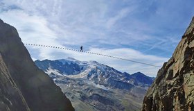 Auf der sogenannten Zitterpartie (sehr lange Seilbrücke; Jegihorn Klettersteig).