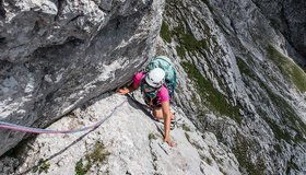 In der Ausstiegsseillänge muss man noch einmal zupacken - Route Klettergeheimnis an der Kleinen Halt; Foto Hannes Reiter