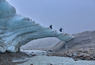 Eisbrücke an der Zunge des Hochjochferners Foto: Alpenverein/N. Span