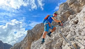 Bei der Klettersteig Überschreitung am Sass Rigais