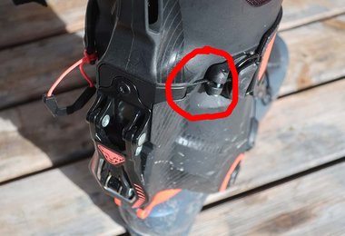 Der Seilzug des Hoji-Lock-Systems beim Dynafit Blacklight (im roten Kreis)