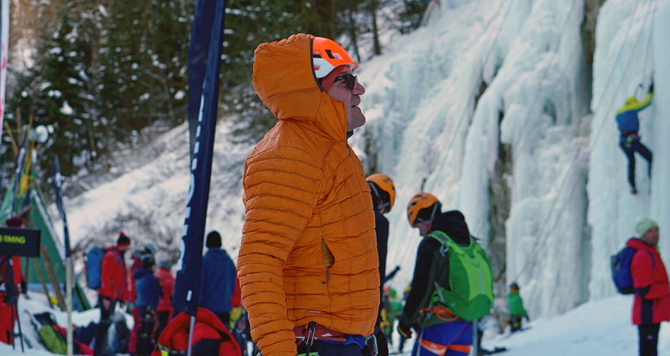 Ein kalter Tag im Eispark Osttirol ist mit der Rab Mythic Alpine Light Daunenjacke erträglich.