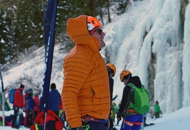 Ein kalter Tag im Eispark Osttirol ist mit der Rab Mythic Alpine Light Daunenjacke erträglich.