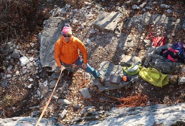 Beim Winterklettern in Arco mit der Rab Mythic Alpine Light Daunenjacke