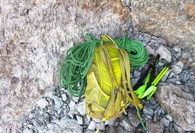 Das Swift Protect Pro Dry auf dem Kletterrucksack.
