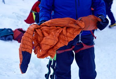 Beim Auspacken der Rab Mythic Alpine Light Daunenjacke