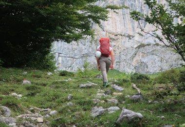 Beim Zustieg mit dem Deuter Guide 30 Rucksack.