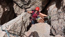 Der Ausstieg aus dem Spalt beim großen Klemmblock - Crete Rosse Klettersteig