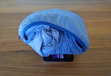 Der Patagonia Fitz Roy Down Hoody Women in Größe S auf der Waage