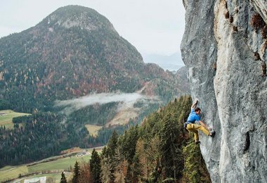 in der Route Kantenphysik (8c+/9a; in Achleiten); Foto: Claudia Ziegler