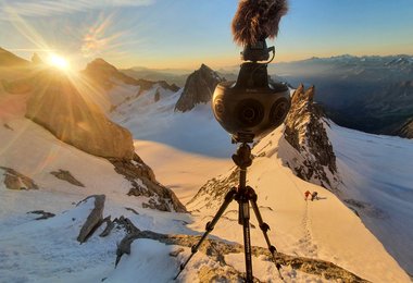 Sunrise on the Kuffner arete, Alex Honnold and Nicolas Hojac climbing (c) Renan Ozturk / Red Bull Content Pool