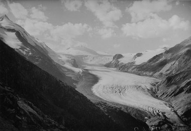 Pasterze 1920:  Eindrucksvolle Frontalansicht aus südöstlicher Richtung (Viktor-Paschinger-Weg ) auf Großglockner, Pasterze und Johannisberg auf einem Foto aus den 1920er Jahren  Foto: Alpenverein/ Laternbildsammlung