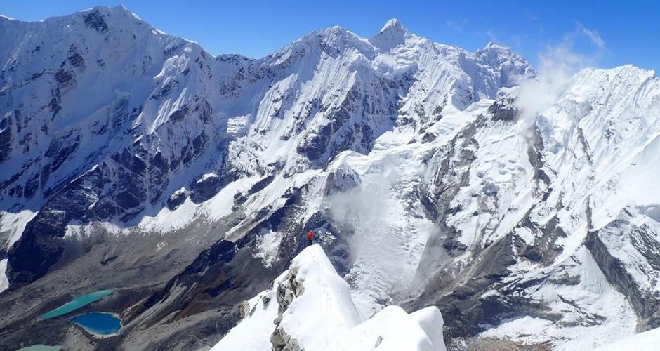 Am Südpfeiler auf dem Weg zum Ostgipfel des Tengi Ragi Tau (6660 m); Foto:Roger Cararach