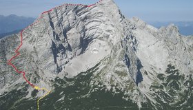 Das mächtige Hochtor und der ungefähre Verlauf des Josefinensteiges