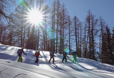 Wenn Sie sich beim Aufstieg so viel Mühe geben, soll die Abfahrt eine Belohnung sein. Also am besten dorthin gehen, wo es leckeren Pulver- oder Firnschnee gibt. 