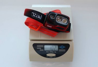 Unsere Petzl Swift RL Stirnlampe wiegt 102 Gramm