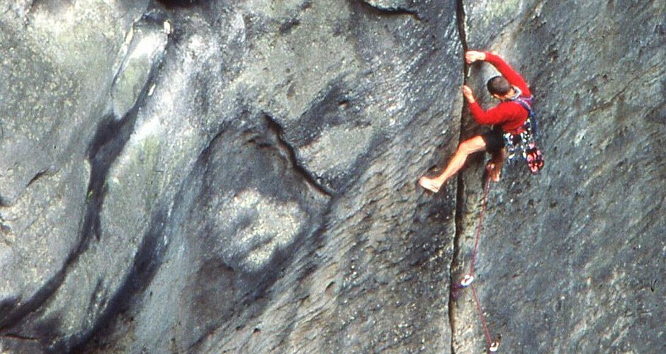 Bernd im Einstiegsriss bei einer späteren Wiederholung seiner Neuroute an der Teufelsspitze-Talseite (c) Bernd Arnold