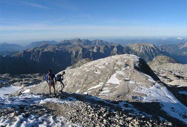 Meist ist es am Ausstieg nicht zu Ende - ein langer Abstieg oder Abseilen über die Route gehört auch dazu...