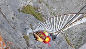 Die 540°-Leiter am Ende des ersten Teils des Erlebnisklettersteiges Gemmiwand.