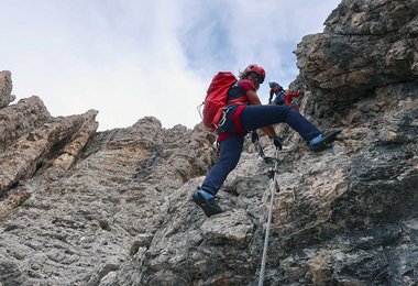 Beim Klettersteiggehen mit dem Salewa Wildfire NXT am Falzaregopass