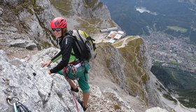 Beim Standplatz, unten die nahe Bergstation der Karwendelbahn.