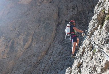 Auch in den Alpen ist der gut komprimierbare Ferrino Instinct 40 plus 5 beim Klettern und Klettersteiggehen ideal