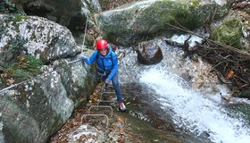 An der Wasserfall-Rampe der Ferrata Caduti di Nassirya