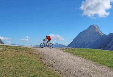 Auch mit viel Gepäck und Bike-Zustieg trägt sich der Arcteryx Alpha FL 30 angenehm.