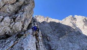 Beginn der neunten Seillänge jetzt quert es lange nach rechts