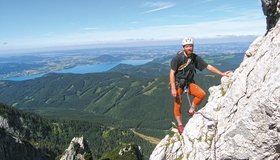 Blick vom Brunnkogel Nordwestgrat zum Attersee