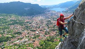 Oft eine Kette und ein Stahlseil - Ferrata Gruppo Alpini Medale.