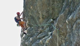 Der Überhang in der vierten Seillänge - Helena an der Parete San Paolo.