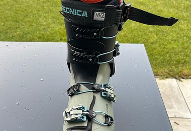 Die vier Schnallen und die Powerstrap des Tecnica Zero G Tour Pro