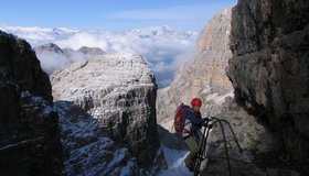 Die steilen Leitern hinunter zum Rif. Alimonta (2. Tag)