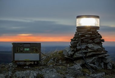 Hindernisfeuer markierten die Slackline um sie für Flugzeuge kenntlich zu machen(C) One Inch Dreams