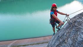 Man klettert oben an der Kante entlang - Latschau Klettersteig.