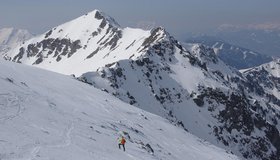 In der nach oben hin flacher werdenden Gipfelflanke
