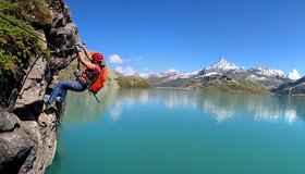 Die leicht überhängende Querung direkt am Weißsee - Kristall Klettersteig