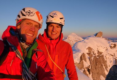 Mit denn letzten Sonnenstrahlen im Gesicht ist die Freude auf dem Gipfel Riesig. (links Marcel Schenk, rechts David Hefti). (c) David Hefti/Marcel Schenk