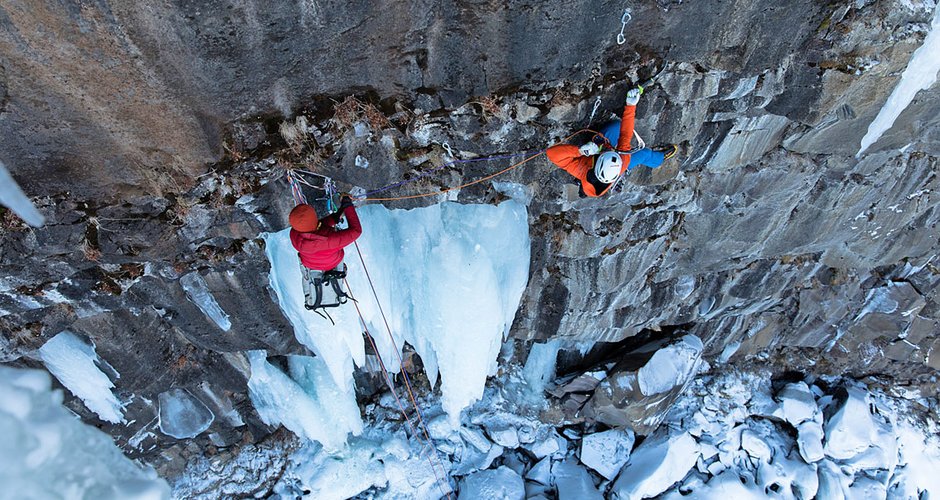 Albert Leichtfried  am Beginn der zweite Seillänge (M 9+). (c) Hannes Mair, www.alpsolut.com