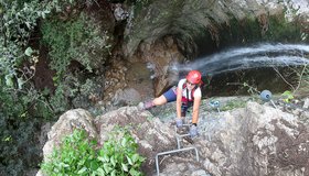 Blick von oben zum großen Wasserfall - Ferrata Val del Ri