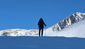 Vor der steilen Querung, man sieht den Schlusshang links von den Felsen.