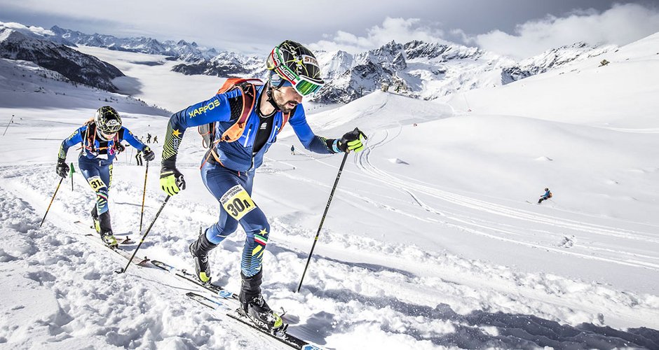 Mit Ausrüstung von Camp bei einem alpinen Skitourenrennen; Foto: Stefano Jeantet