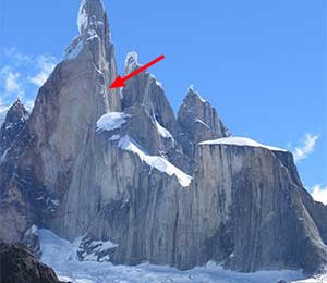 Der Cerro Torre mit dem markierten Absprungpunkt. Photo: mountain.ru