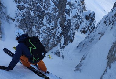Steile enge Rinne und zu langer Ski-eine schlechte Kombination