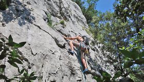 Der Beginn der Via Plaisir im Val di Ledro - ein großen Klemmkeilsortiment hängt am Gurt.