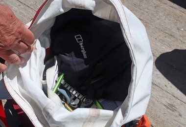 Wir stopfen die Pacsmart Hosen in der Regel einfach oben in den Rucksack