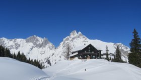 Mödlinger Hütte mit Reichenstein im Hintergrund