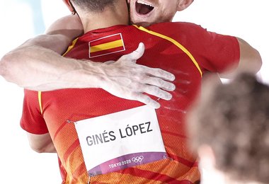  Alberto GINES LOPEZ of Spain and Jakob SCHUBERT of Austria at the Tokyo 2020 men's Combined final.     © Dimitris Tosidis/IFSC.